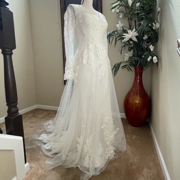 Allure Romance 3057 wedding dress with sleeves and veil size 12 ivory - Picture 3 of 17